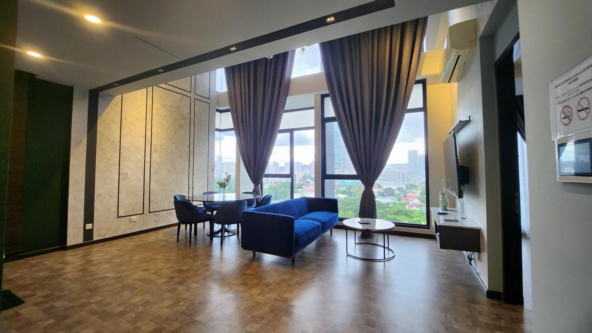 Expressionz Professional Suites By Aurora Summer Suites — Photos 3